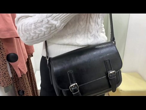 ❤️ Vieša jaunos kalės FeralBerry masturbacija su dildo aprangos kambaryje ️ Porno prie mūsų ❌️